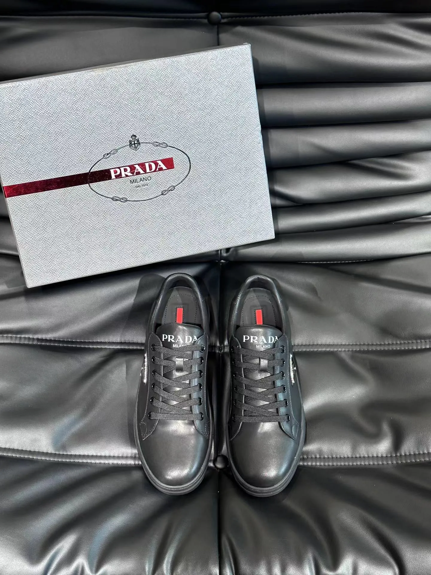 P380 Yuan 38-45 Prada Prada’s new men’s leather sports shoes, the highest version on the market, any comparison is welcome🆚! The original leather has excellent texture and is super high-end! Fetal sheep net lining imported from Italy, removable pad! Luxurious materials and fine workmanship, highly recommended!